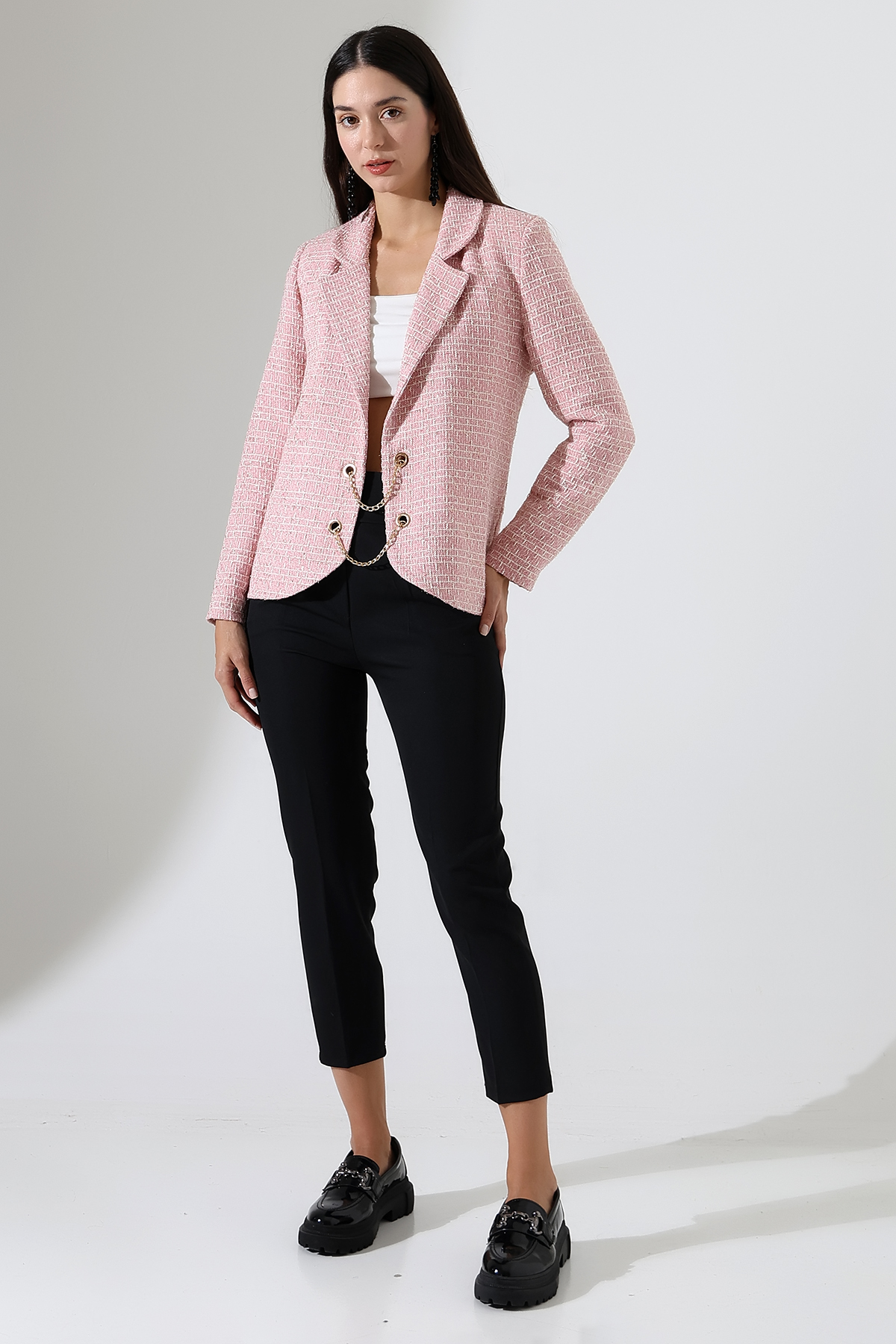 Modèle portant une veste de créateur, en tissu tissé-rose, tenue de soirée haute couture avec doublure en satin crème
